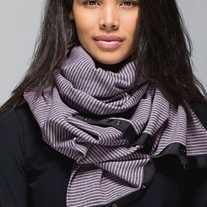 Lululemon. Vinyasa Scarf. Hyper Stripe Mauvelous.